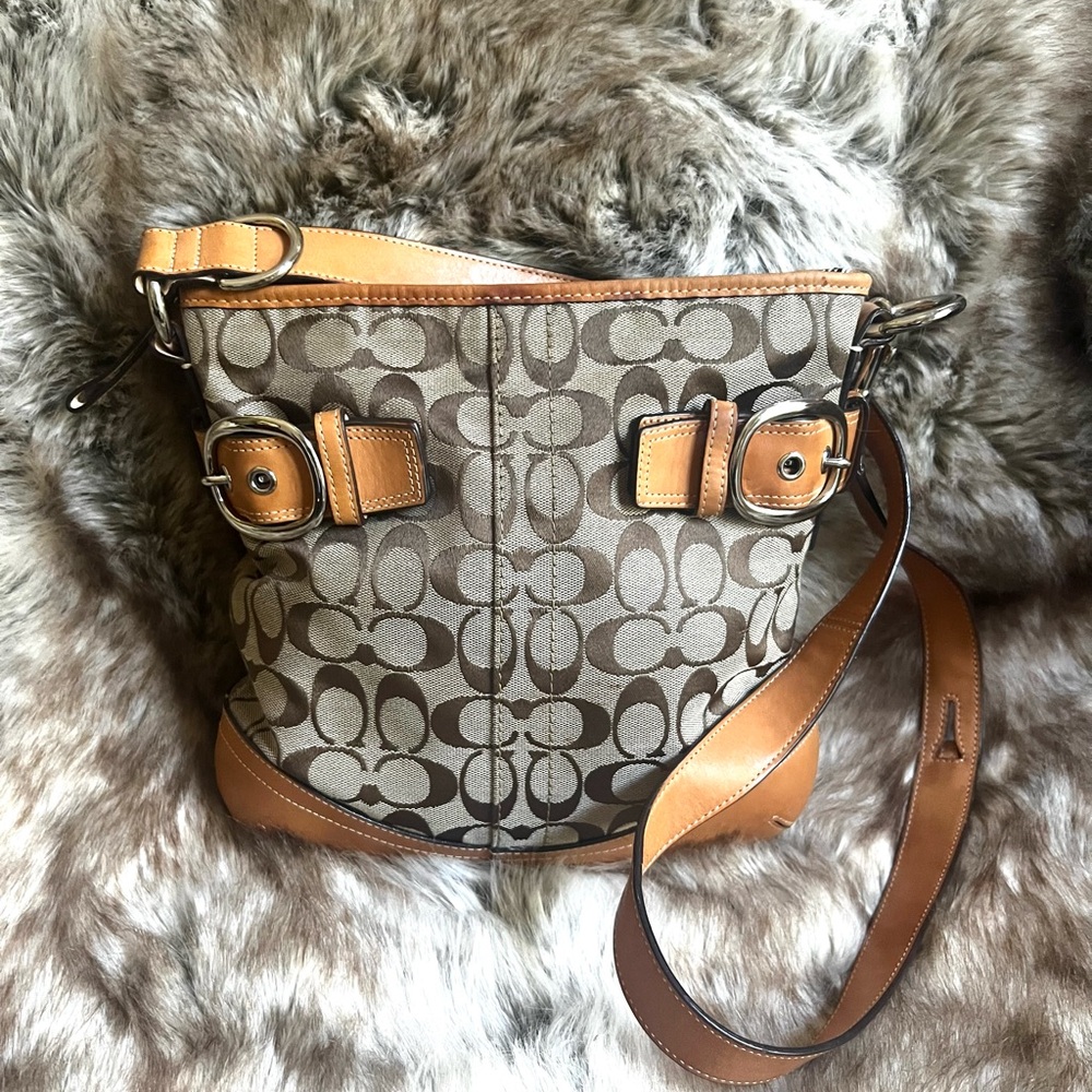 🔥 Coach Bucket Shoulder Bag – Signature logo